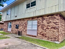 1036 Eli Ct in Gretna, LA - Building Photo