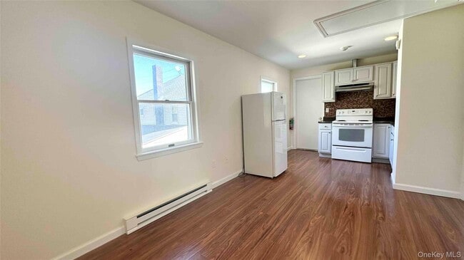 64 Pine Hollow Rd in Oyster Bay, NY - Building Photo - Building Photo