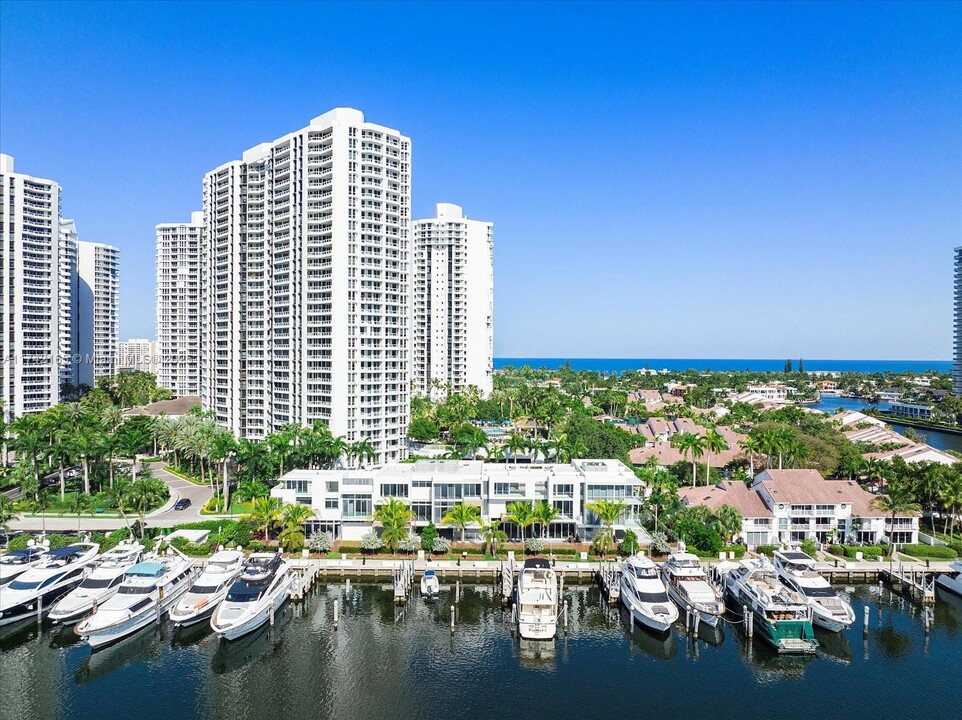 3750 Yacht Club Dr in Miami, FL - Foto de edificio