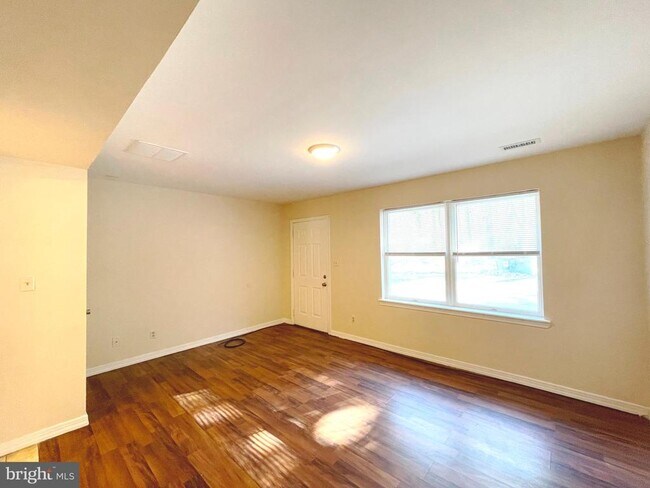 21632 Great Mills Rd-Unit -4 in Lexington Park, MD - Foto de edificio - Building Photo