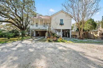 1019 W Oceanview Rd in Charleston, SC - Building Photo - Building Photo