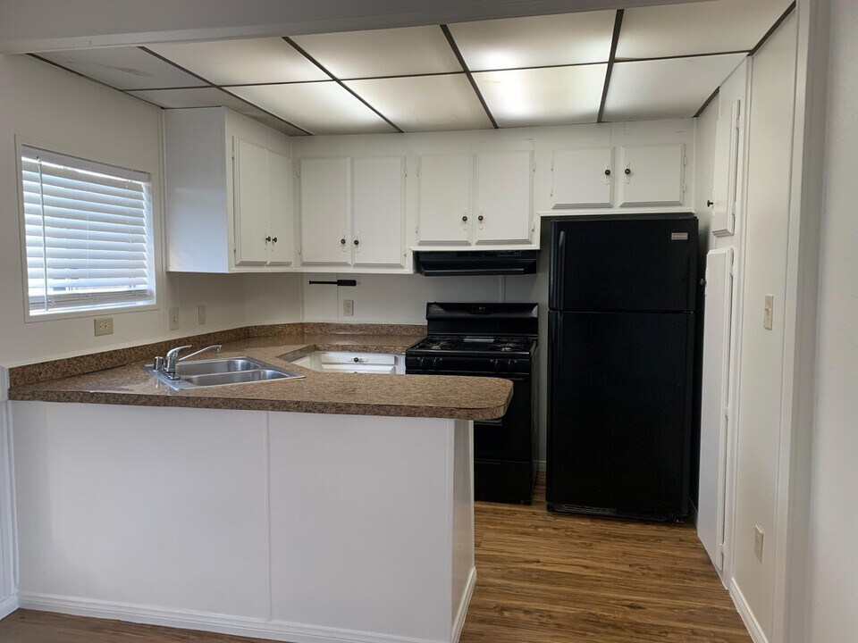 40225 Harris Ln in Palm Desert, CA - Building Photo