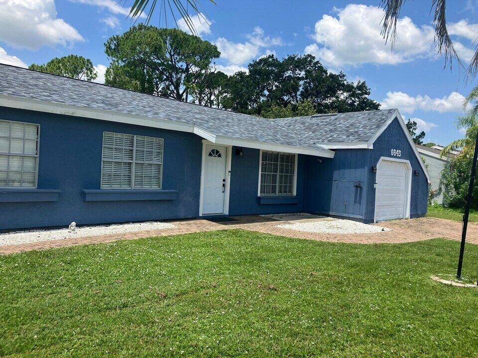 6643 Stardust Ave in North Port, FL - Building Photo