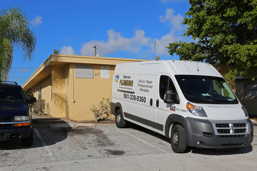 817 S H St in Lake Worth, FL - Building Photo