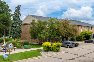 Ashton Lake Apartments in East Lansing, MI - Foto de edificio - Building Photo