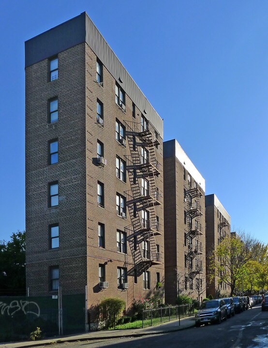 Elmback Complex in Elmhurst, NY - Foto de edificio