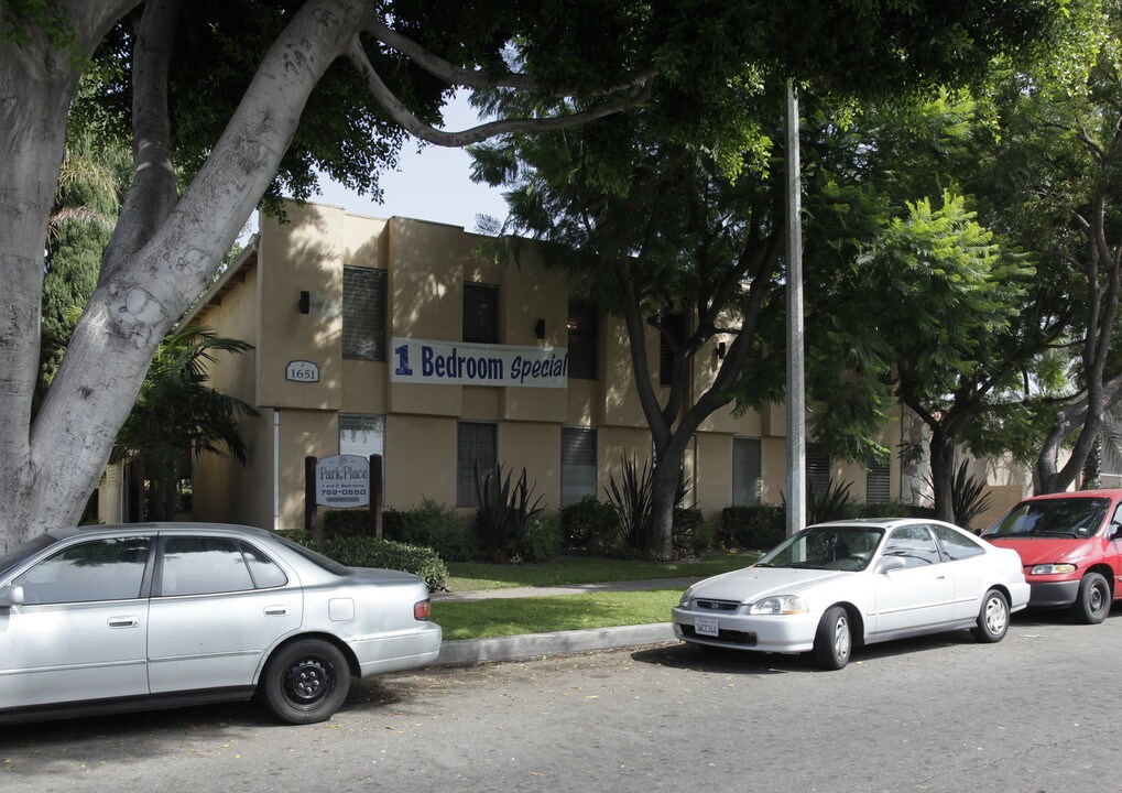 1651 W Pampas Ln in Anaheim, CA - Foto de edificio