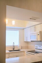 201 NW 7th St, Unit 403 in Miami, FL - Foto de edificio - Building Photo