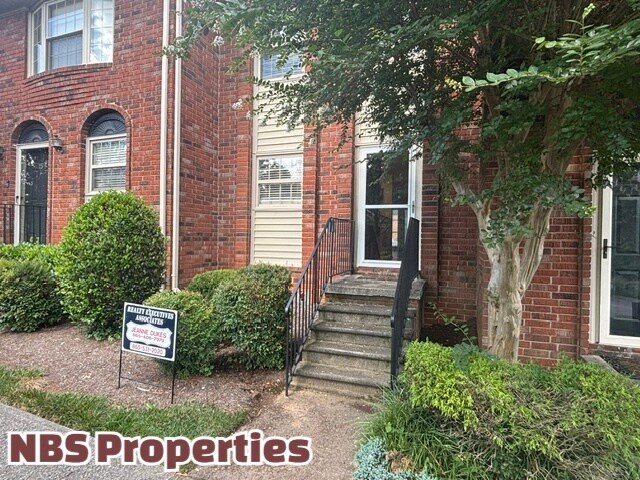 6523 Deane Hill Dr in Knoxville, TN - Building Photo - Building Photo