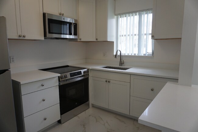 151 Stratford K in West Palm Beach, FL - Building Photo - Building Photo