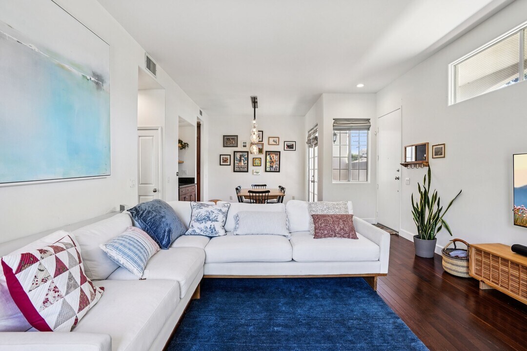 1751 Barry Ave, Unit 4 in Los Angeles, CA - Building Photo