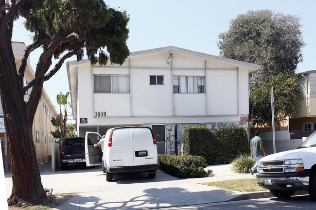 3609 Mentone Ave in Los Angeles, CA - Building Photo - Building Photo