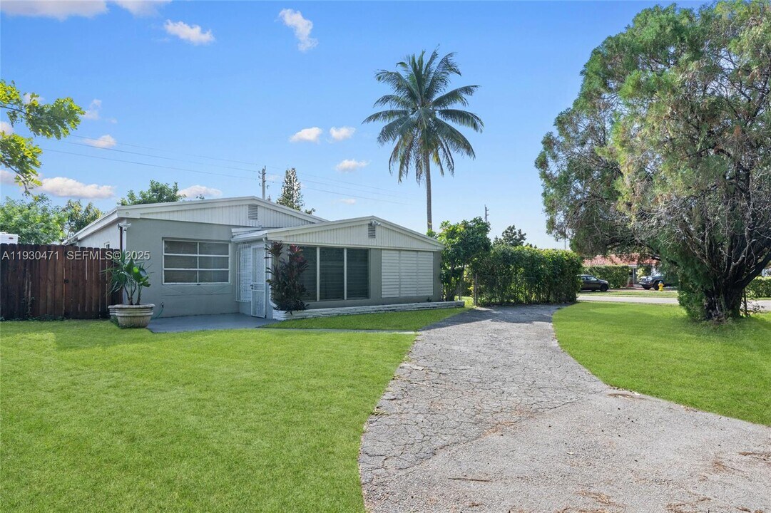 1300 NE 183rd St in North Miami Beach, FL - Building Photo