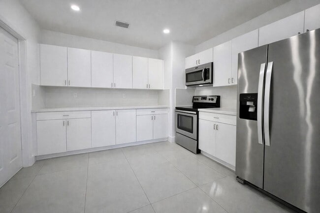 2150 SW 72nd Ave in Miami, FL - Foto de edificio - Building Photo