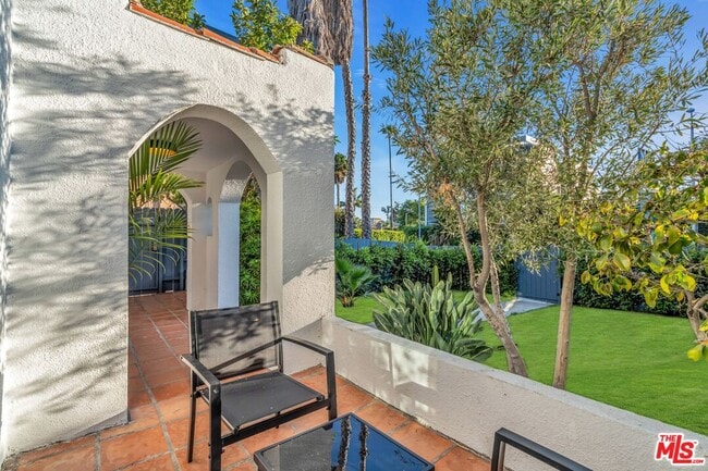 property at 1006 N Crescent Heights Blvd