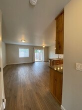 3240 S 10th St in Lebanon, OR - Foto de edificio - Building Photo