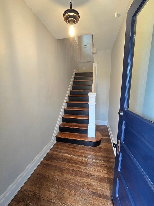 2032 Elm Ave, Unit 2 in Cincinnati, OH - Foto de edificio - Building Photo