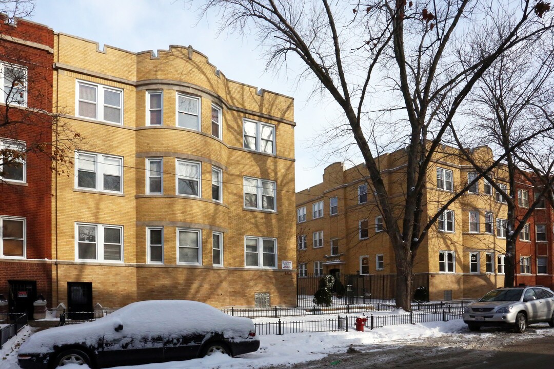 Rogers Park Courtyard in Chicago, IL - Building Photo