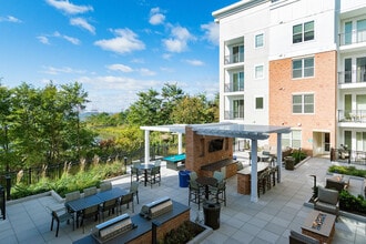 Liberty Bay Club in Bayonne, NJ - Foto de edificio - Building Photo