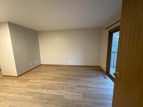 2046 Cliff Alex Ct S, Unit 3 in Waukesha, WI - Foto de edificio - Building Photo