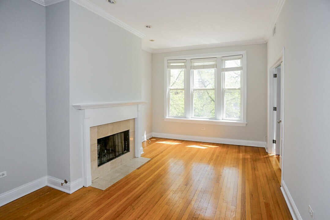 3852 N Southport Ave, Unit 2 in Chicago, IL - Building Photo