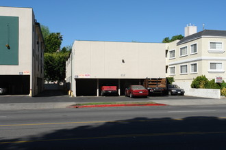 6705 Woodman Ave in Van Nuys, CA - Building Photo - Building Photo