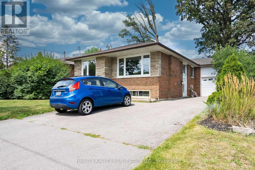 73 Robinglade Dr in Toronto, ON - Building Photo