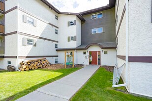 136 Beaver St in Banff, AB - Building Photo