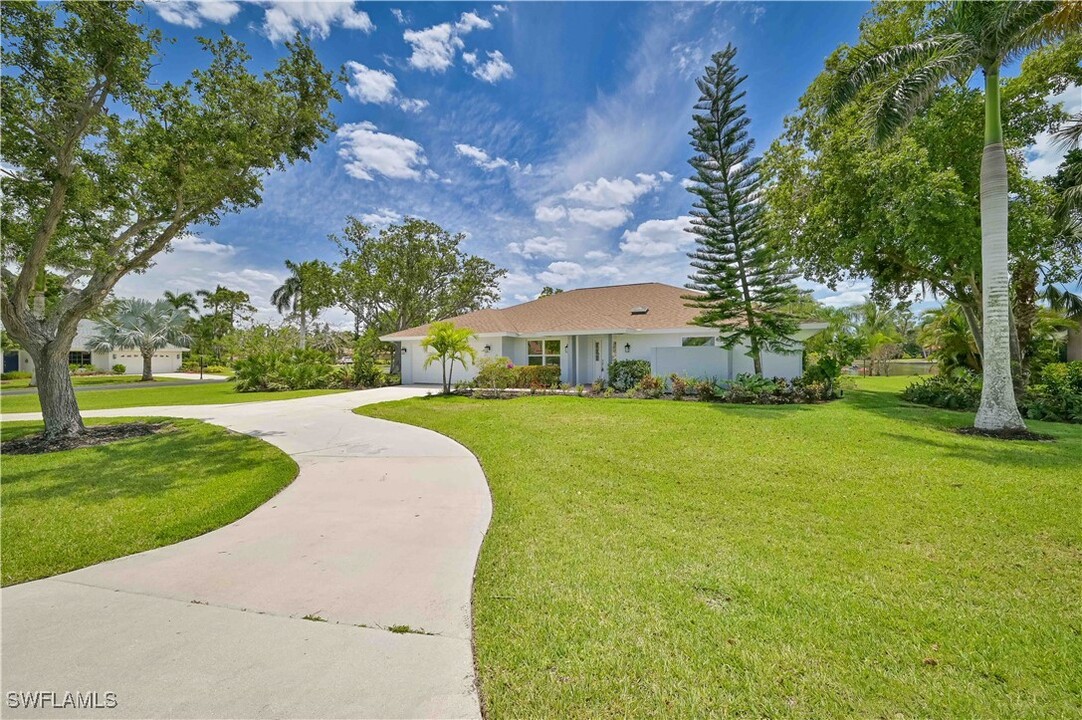 28211 Winthrop Cir in Bonita Springs, FL - Foto de edificio