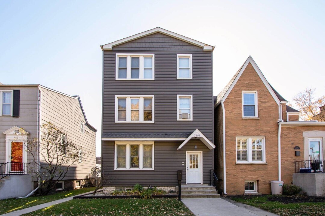 2251 W Montrose Ave-Unit -3 in Chicago, IL - Building Photo
