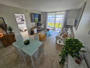 3000 Marcos Dr in Aventura, FL - Building Photo - Building Photo