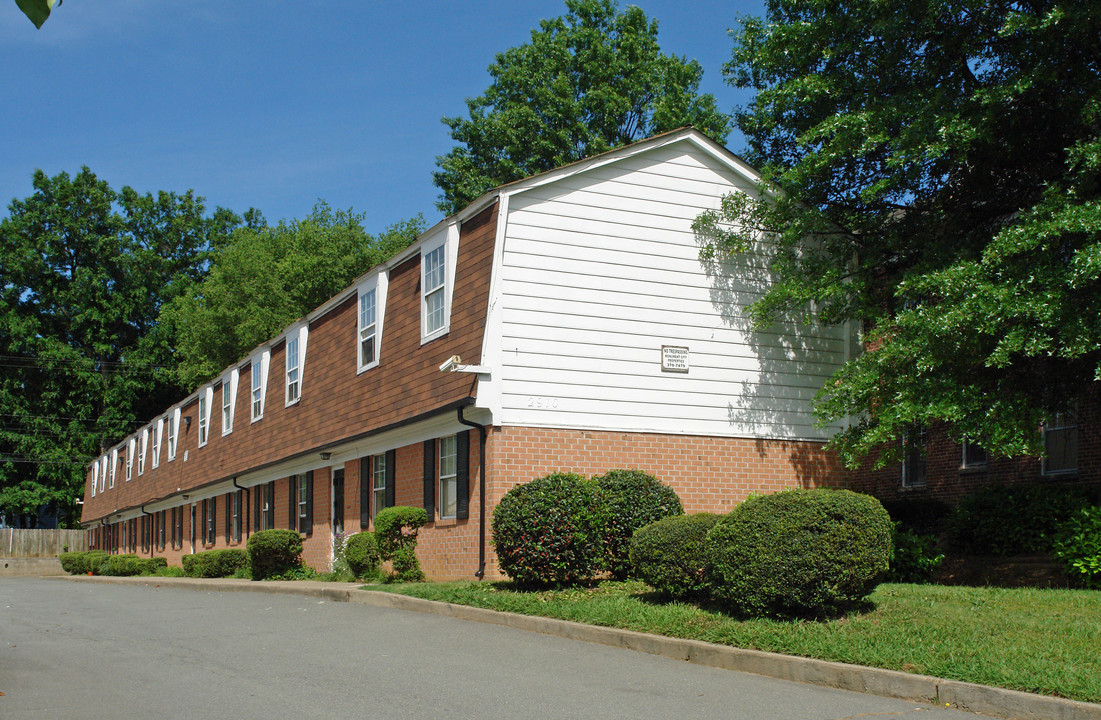 2910 Chamberlayne Ave in Richmond, VA - Foto de edificio