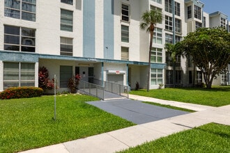 Avila Condominium in Sunny Isles Beach, FL - Building Photo - Building Photo
