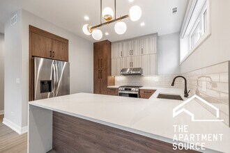 2355 W Flournoy St, Unit G02 in Chicago, IL - Foto de edificio - Building Photo