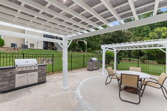 Cloisters and Foxfire Apartments in High Point, NC - Foto de edificio - Building Photo