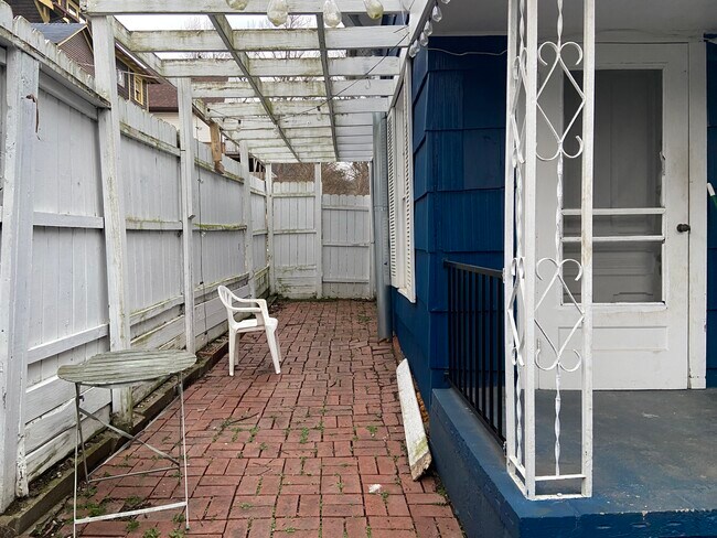 146 E State St in Athens, OH - Foto de edificio - Building Photo