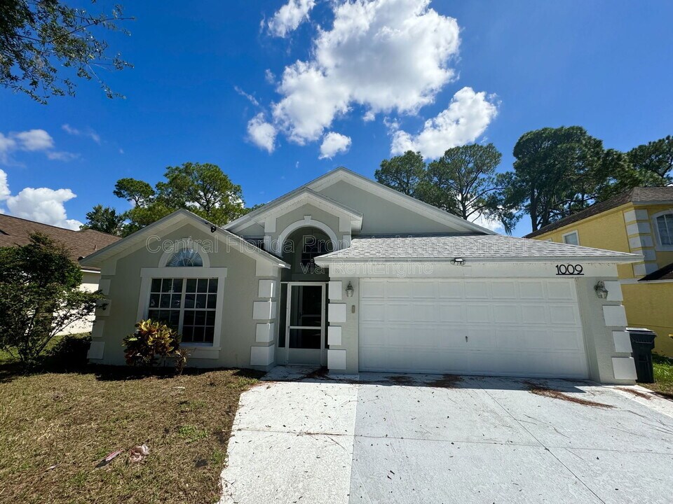 1009 Lake Davenport Blvd in Davenport, FL - Building Photo