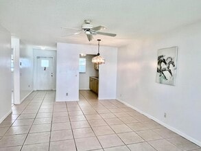 101 Leisure Lake Cir, Unit 109 in Boynton Beach, FL - Foto de edificio - Building Photo