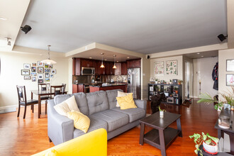 655 W Irving Park Rd, Unit #3103 in Chicago, IL - Foto de edificio - Building Photo