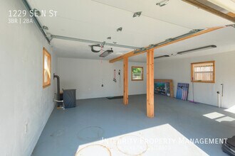 1229 SE N St in Grants Pass, OR - Foto de edificio - Building Photo