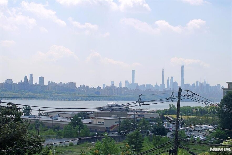 154 Undercliff Ave, Unit 5 in Edgewater, NJ - Foto de edificio