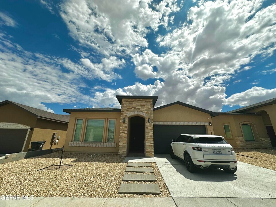 132 Ruth Trl in Sunland Park, NM - Building Photo