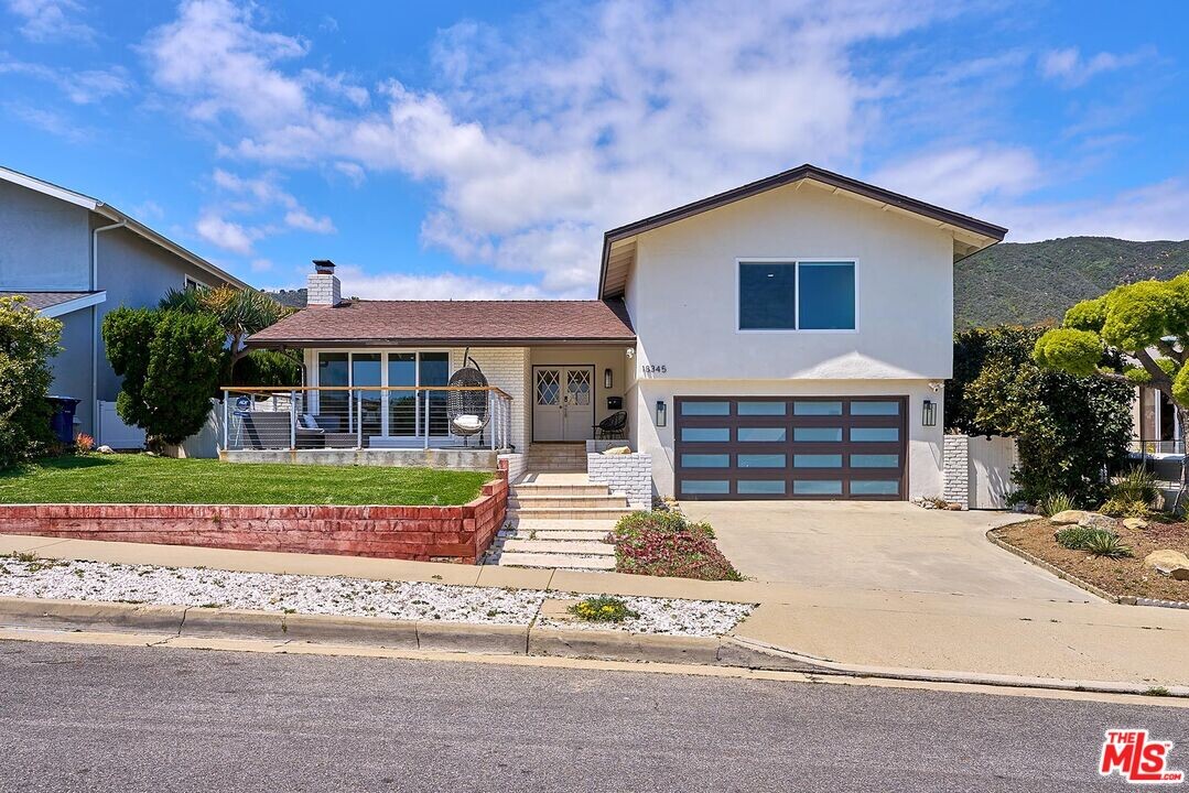 18345 Wakecrest Dr in Malibu, CA - Building Photo