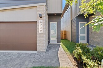 5726 Rucio Ln in Houston, TX - Foto de edificio - Building Photo