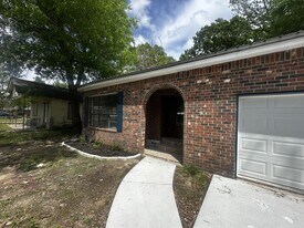 208 Wilbert Dangerfield Dr in Hammond, LA - Building Photo