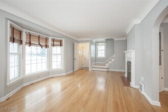 1718 Maywood Rd in South Euclid, OH - Foto de edificio - Building Photo