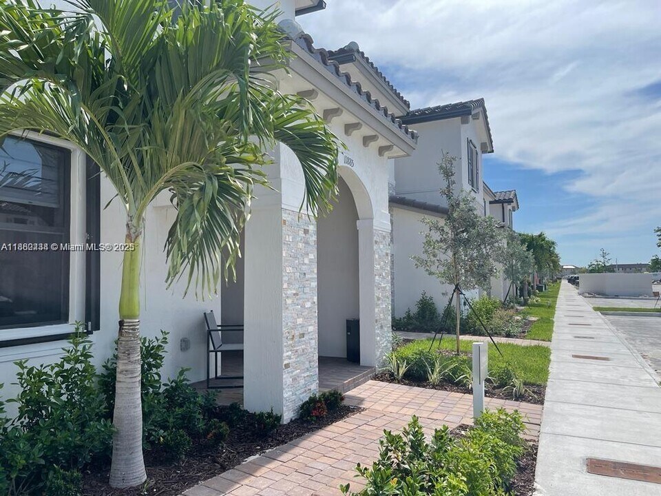 24839 SW 113th Pl in Princeton, FL - Building Photo