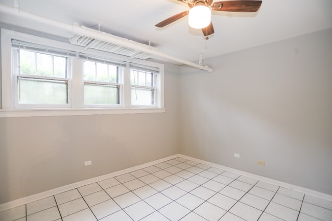 property at 1342 W Foster Ave