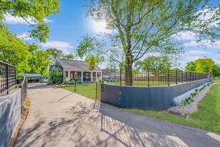 562 Neelys Bend Rd in Nashville, TN - Building Photo