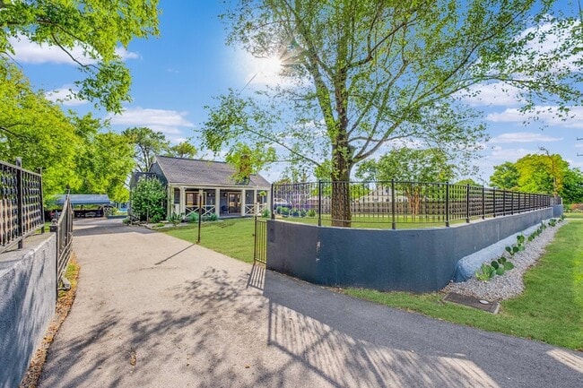 property at 562 Neelys Bend Rd